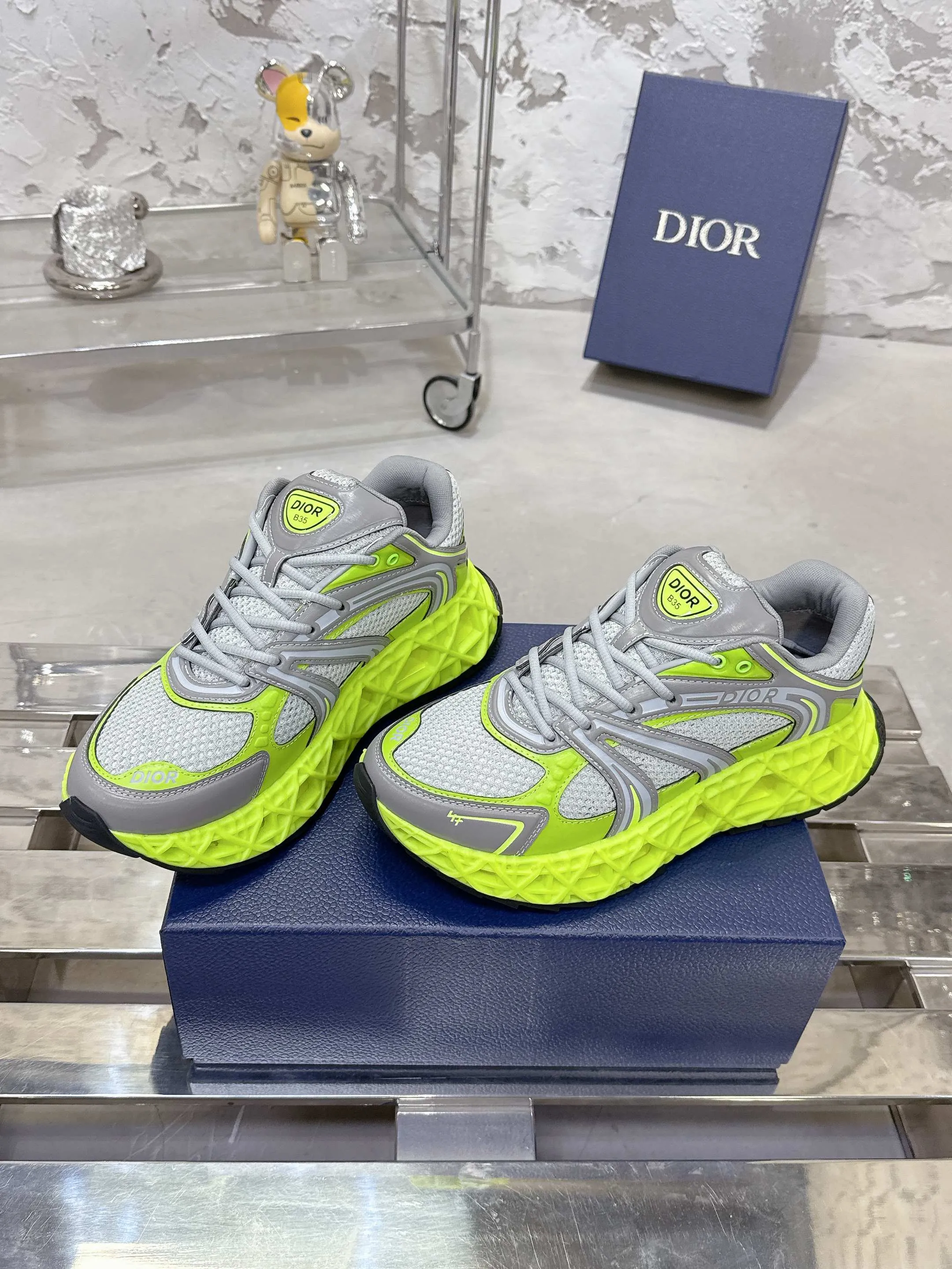 Factory price 780💰 Top version! ! ! Dior (B35) DIOR spring and summer men's wear show, the show was held at the Valle de Grasse School in Paris. Kim Jones drew inspiration from the works of South African artist Hylton Nel. The details of the shoes, clog soles and tribal elements, cleverly blended luxury craftsmanship and practicality, with fresh childishness and bright temperament, creating a new season hot spot. Dior KAWA Dior co-branded casual sports shoes reinterpret running shoes with Dior's high-end style. B35 is made of fine-textured leather and mesh fabric materials. It can be worn in all seasons, is comfortable and breathable, and has multiple lines on the shoe body to outline details. It has a full retro three-dimensional feel and can create a casual look all year round! Fabric: Cowhide/customized cloth material Lining: Imported breathable mesh Outsole: Original molded outsole Size: 39-46 (customized at 45.46)